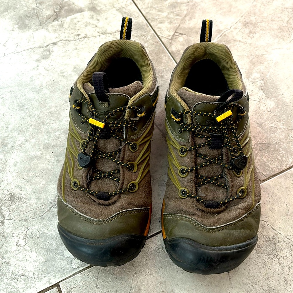 Boys size 3 Keens